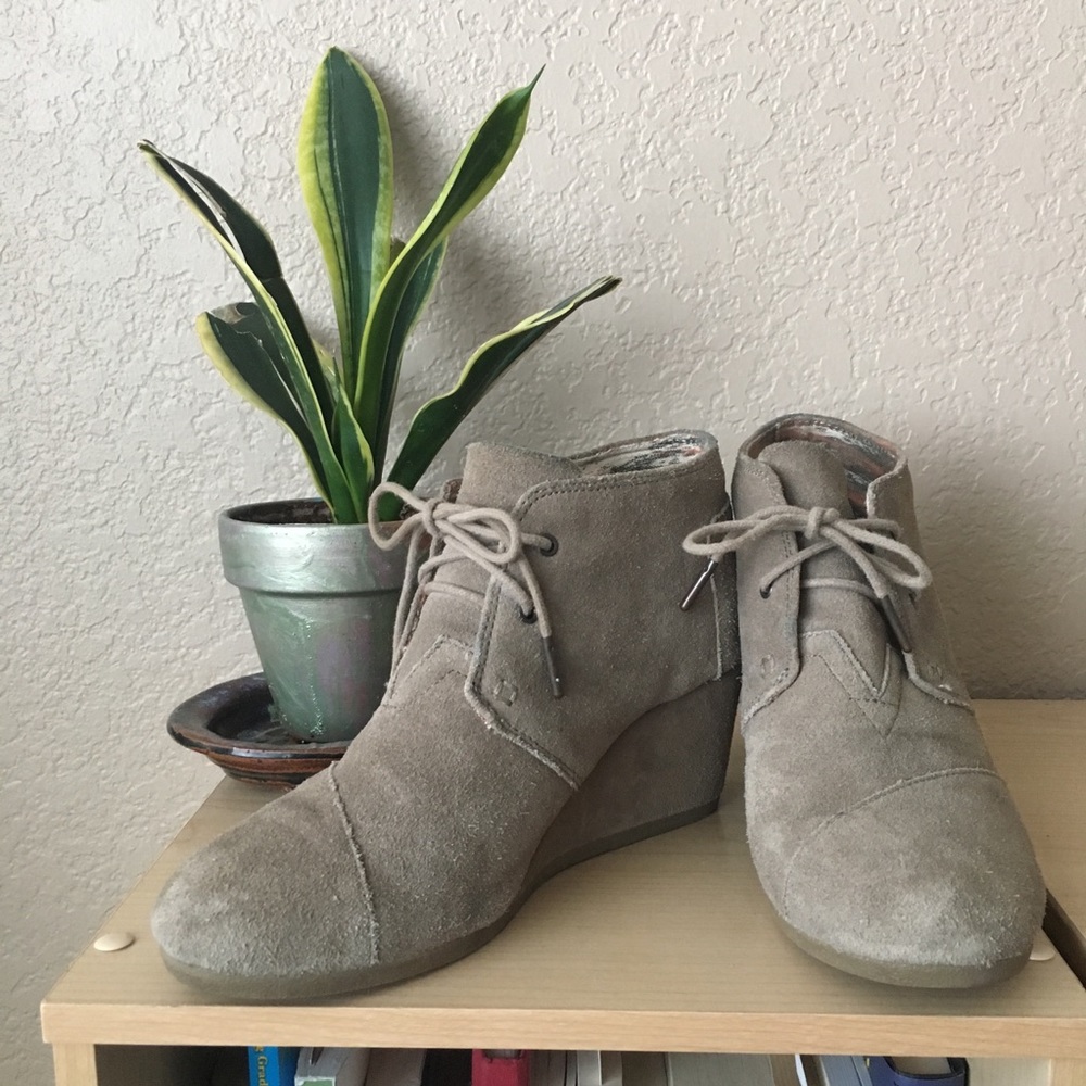 Toms tan suede wedges 9 1/2